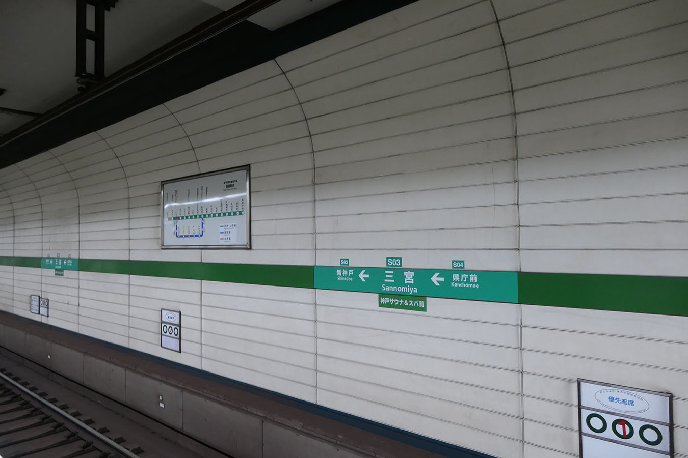 S03 神戸市営地下鉄西神・山手線 三宮駅 – ちかてつと駅の壁